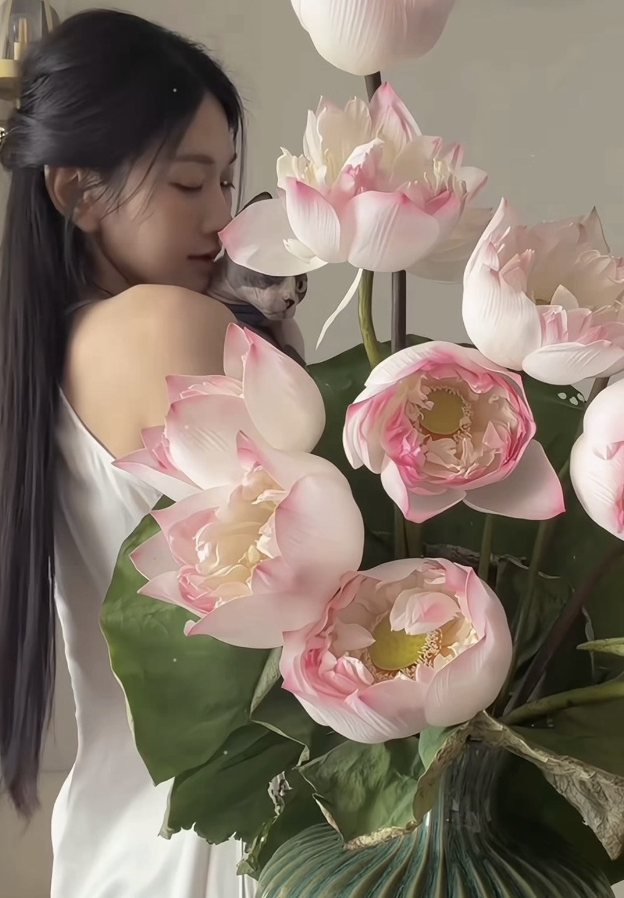 Le Bong with lotus flower arrangement