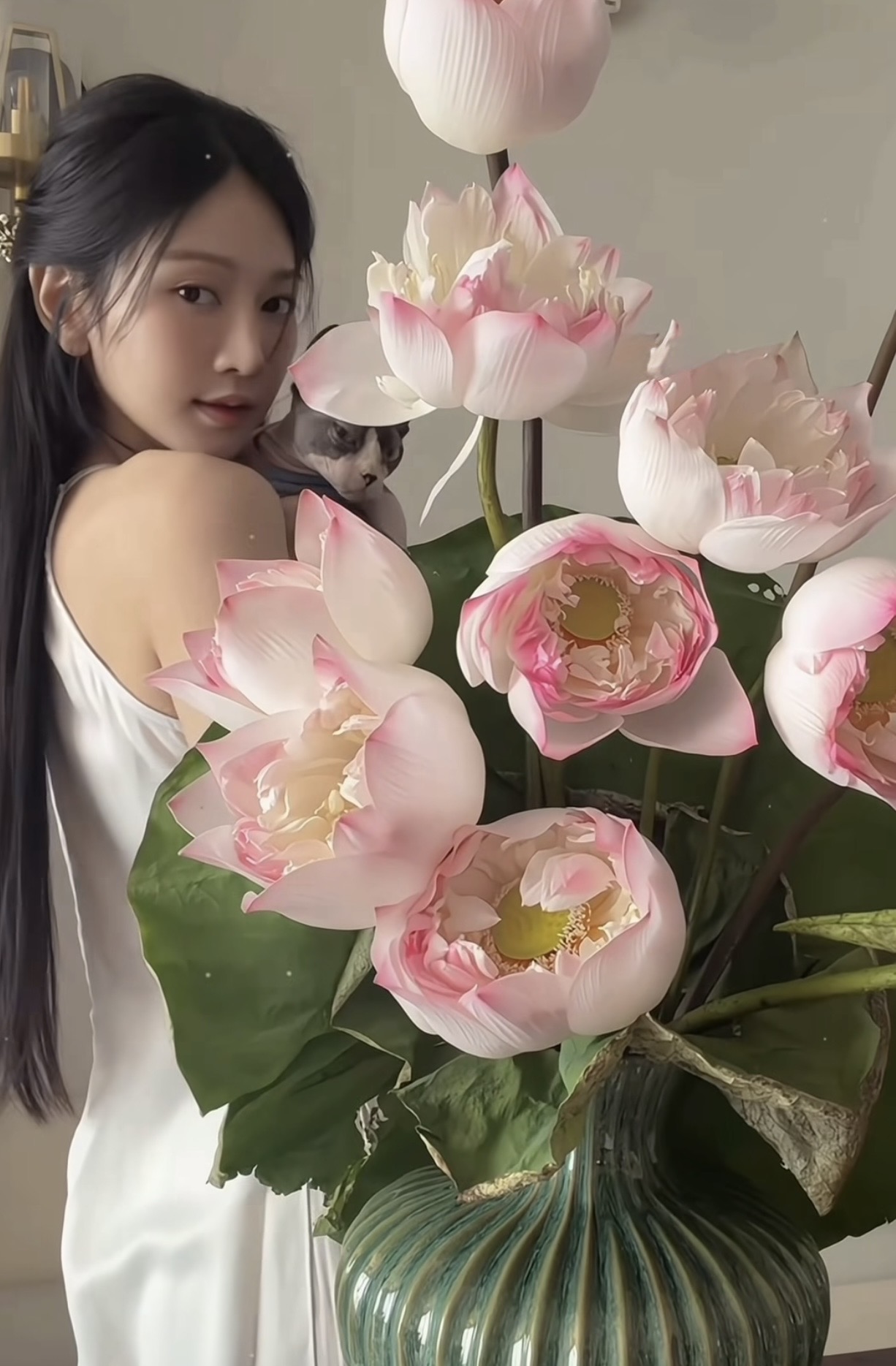 Le Bong elegant with lotus flowers