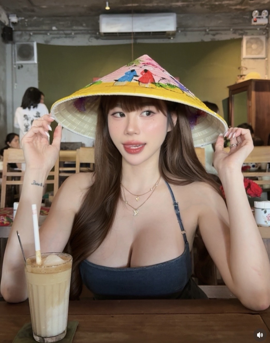 Instagram Star Turns Heads in Da Nang with Stunning Coffee Photos 1 ahnee18 posing in Da Nang with traditional Vietnamese conical hat