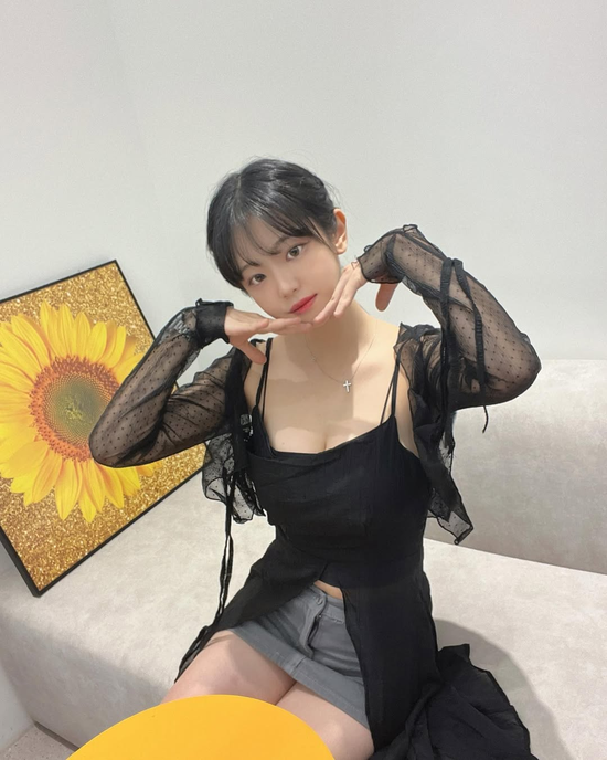 K-Pop Streamer Chodan Opens Up About Harsh Beauty Criticism 6 Chodan band performance