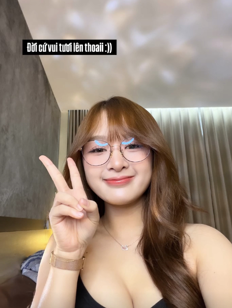 Gấm Kami selfie smiling brightly