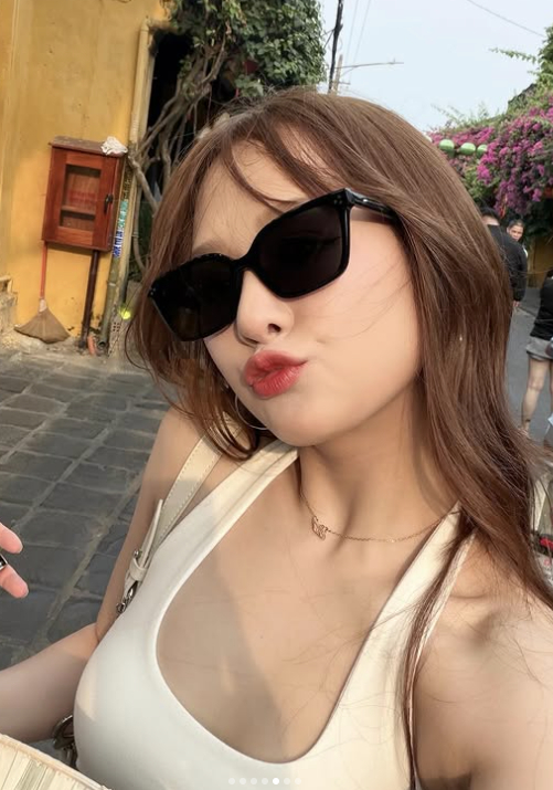 Gấm Kami posing stylishly