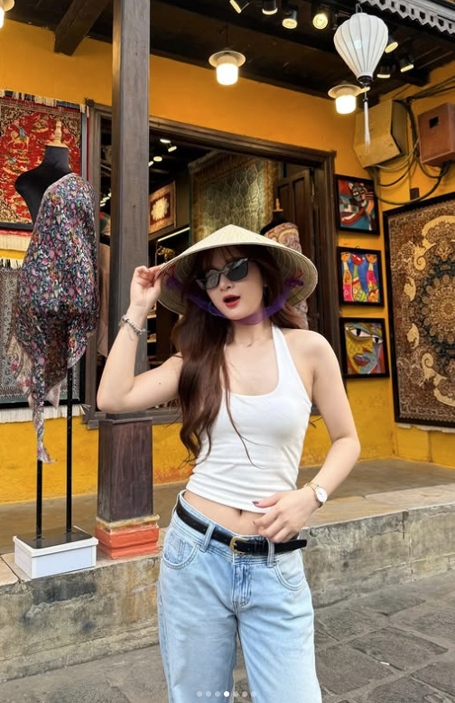 Gấm Kami enjoying travel moments