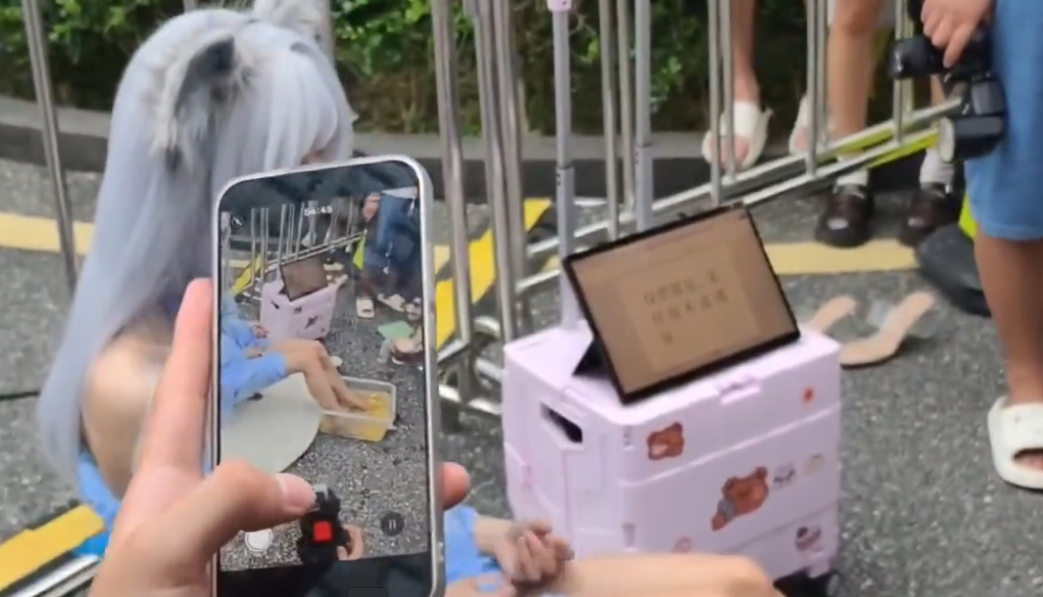 Cosplayer Sells 'Foot Soak Drink' at Guangzhou Anime Expo 2 screenshot 2026 07 22 130511 131652 1784772180916 17847721813021289137636