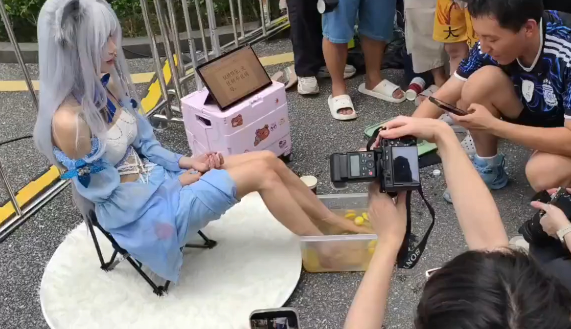 Cosplayer Sells 'Foot Soak Drink' at Guangzhou Anime Expo 1 screenshot 2026 07 22 130517 131653 1784772179910 17847721802781098563949