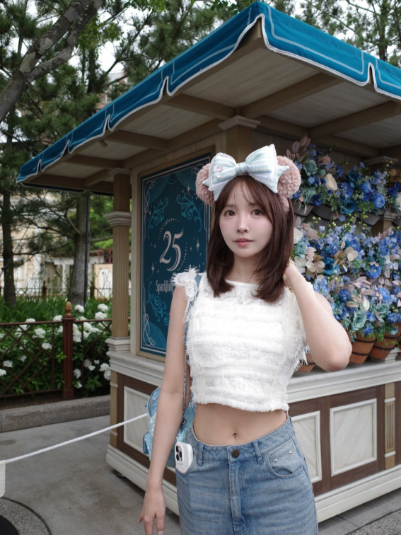 Yua Mikami Surprises Fans by Working as a Barista for a Day 4 Yua Mikami practicing latte art