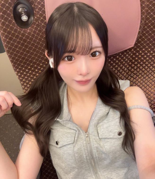 Rising Japanese Hot Girl Shiraishi Towa Names Arina Hashimoto as Her Idol 1 Shiraishi Towa posing confidently