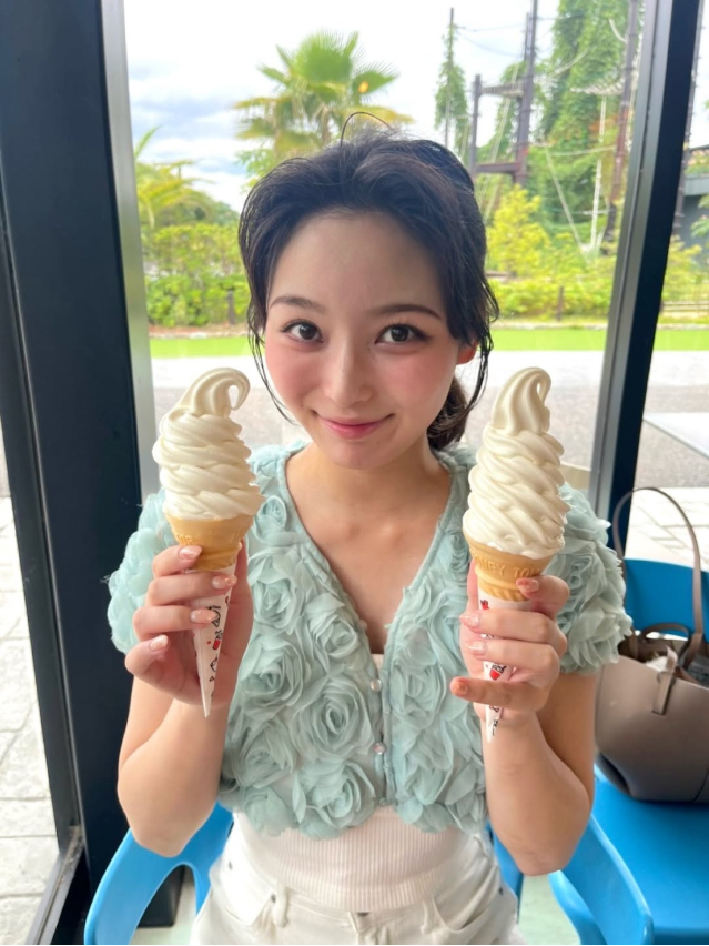 Japan’s ‘Most Beautiful Starbucks Girl’ Drops Job to Become Sexy Model 6 Yasui Minami modeling photo