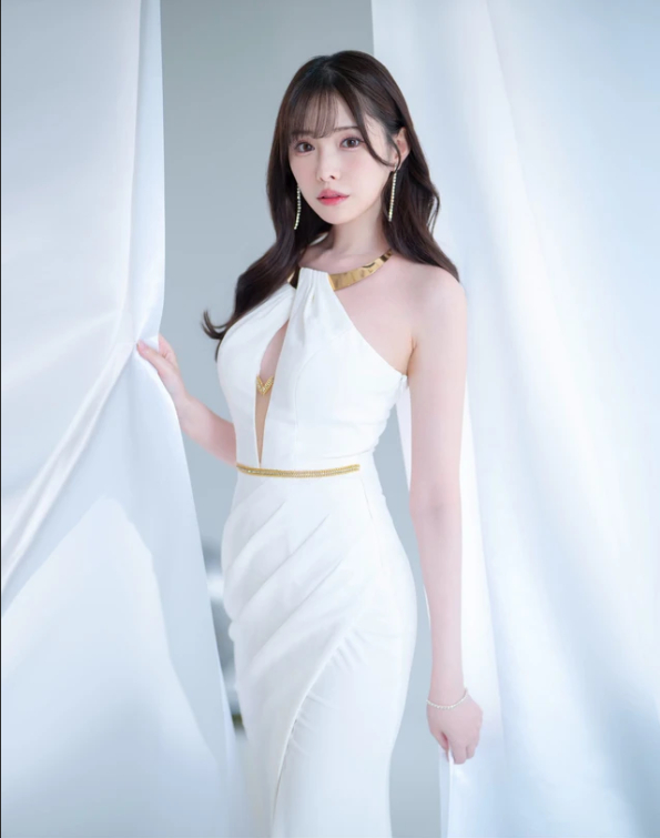 Rising Japanese Hot Girl Shiraishi Towa Names Arina Hashimoto as Her Idol 4 Arina Hashimoto posing
