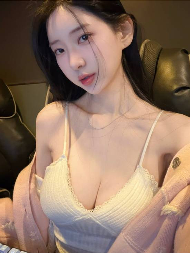 Shin Jae-eun Shares Stunning Photos Gaming as Her Own Game Character 2 Shin Jae-eun casual outfit playing games