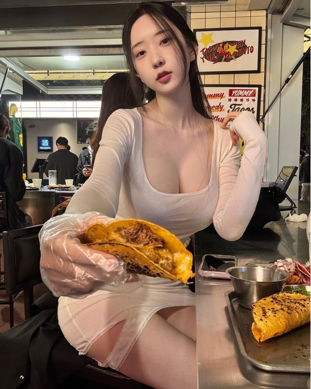 Shin Jae-eun Shares Stunning Photos Gaming as Her Own Game Character 6 Shin Jae-eun casual gaming look