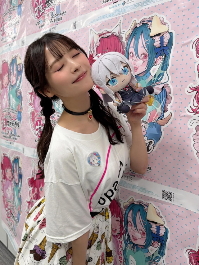Sumire Uesaka Opens Up About Struggles With Her Curvy Figure 1 Sumire Uesaka posing in a stylish outfit
