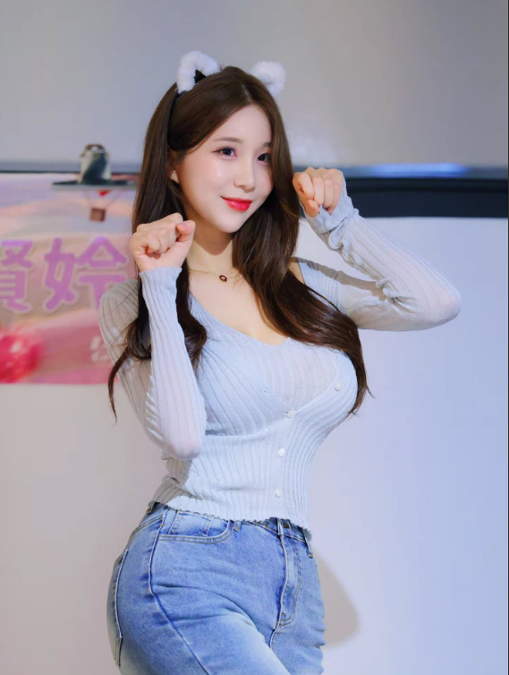 Kim Hyun-young Turns Heads with Fiery Cheerleading Performance 5 Kim Hyun-young performing on stage