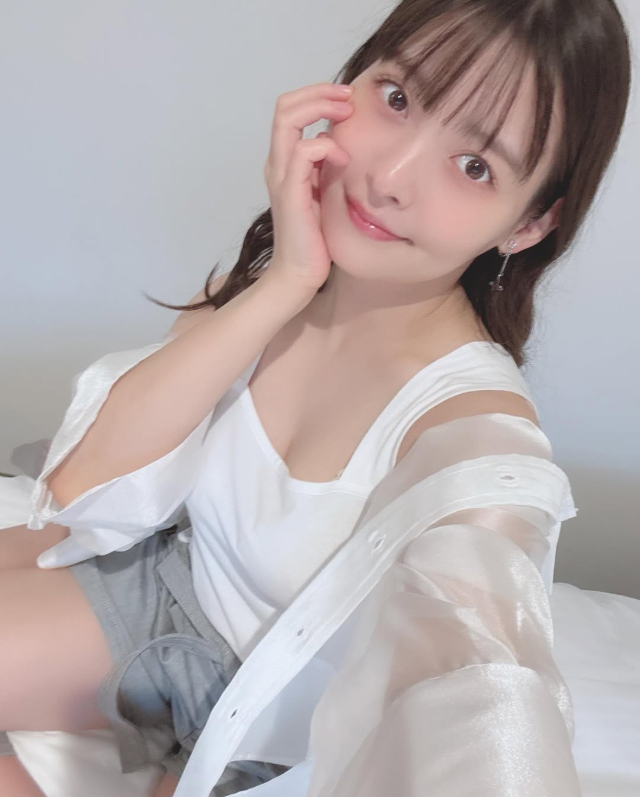 Sumire Uesaka Opens Up About Struggles With Her Curvy Figure 6 Sumire Uesaka candid photo