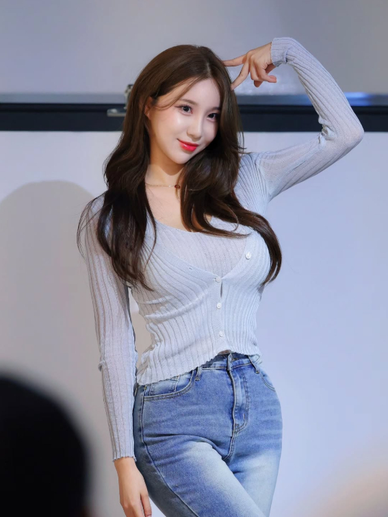 Kim Hyun-young Turns Heads with Fiery Cheerleading Performance 7 Kim Hyun-young captivating fans