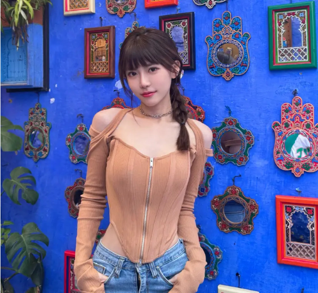 Streamer Zhou Shuyi Shuts Down Fans Asking Her to Show Off 3 Zhou Shuyi responding firmly