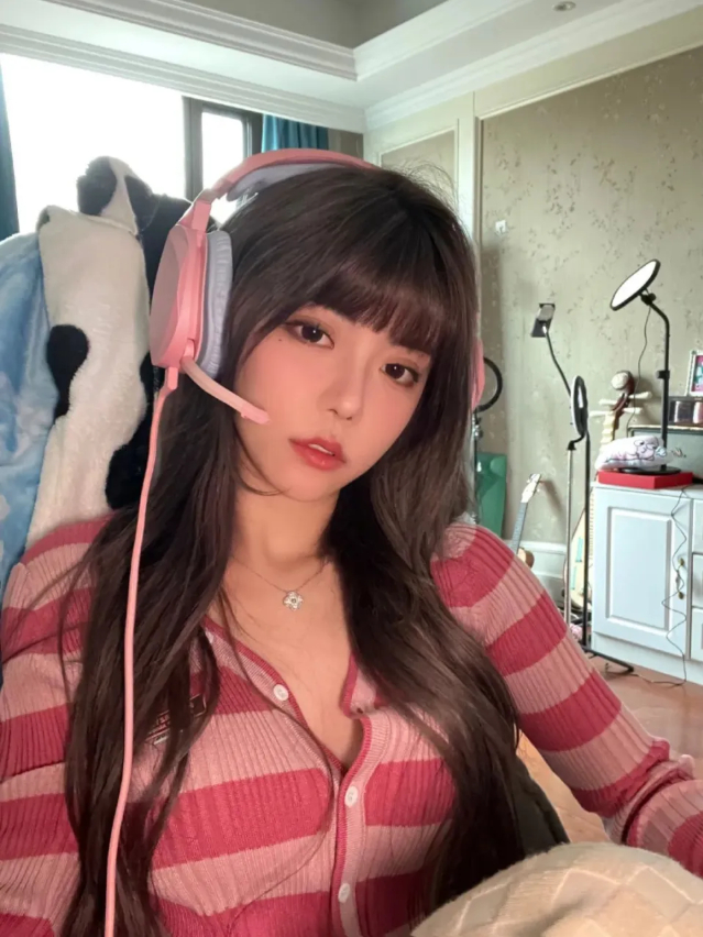 Streamer Zhou Shuyi Shuts Down Fans Asking Her to Show Off 5 Zhou Shuyi gaming