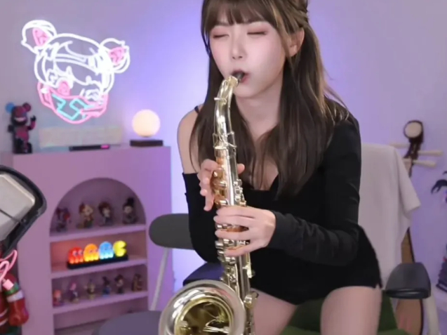 Streamer Zhou Shuyi Shuts Down Fans Asking Her to Show Off 6 Zhou Shuyi focused on gaming