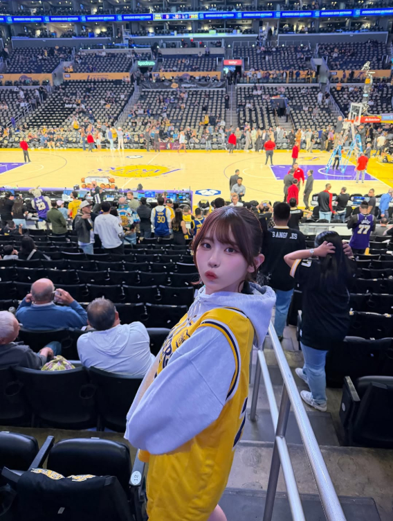 Aoi Ibuki at NBA game