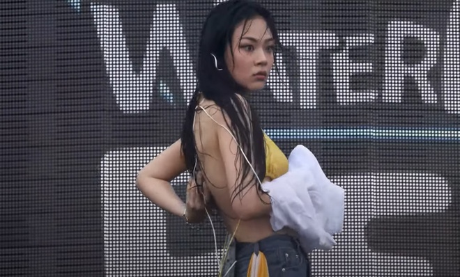 BIBI Sparks Debate with Controversial WATERBOMB Performance 4 BIBI nearly had a wardrobe malfunction at WATERBOMB 2022